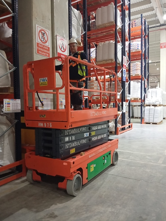 Depolama Alanlarında Manlift Kiralama